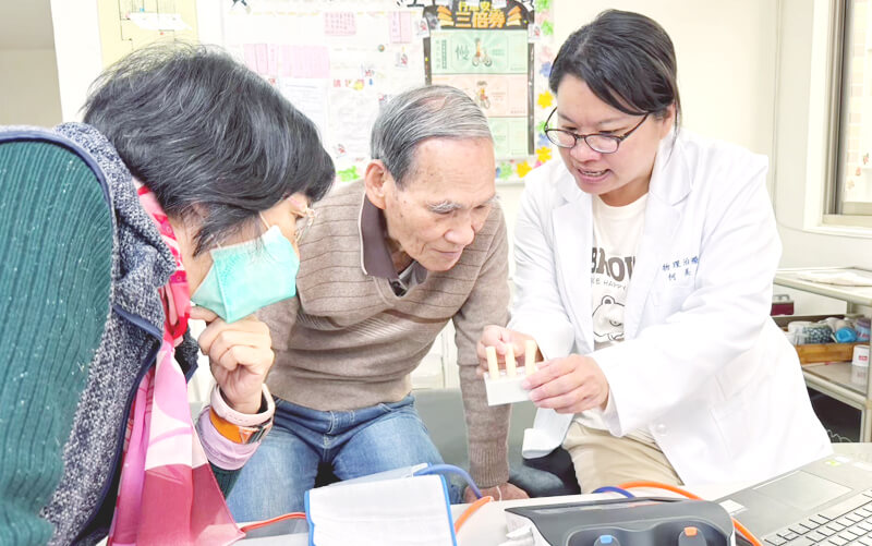 化成社區血管健康關懷活動長者進行檢測2