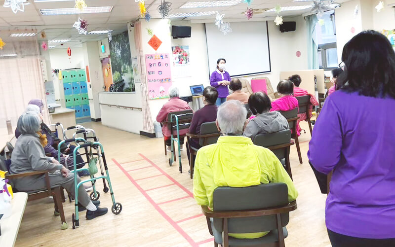 雙連日照中心長者健康關懷計畫長者進行檢測