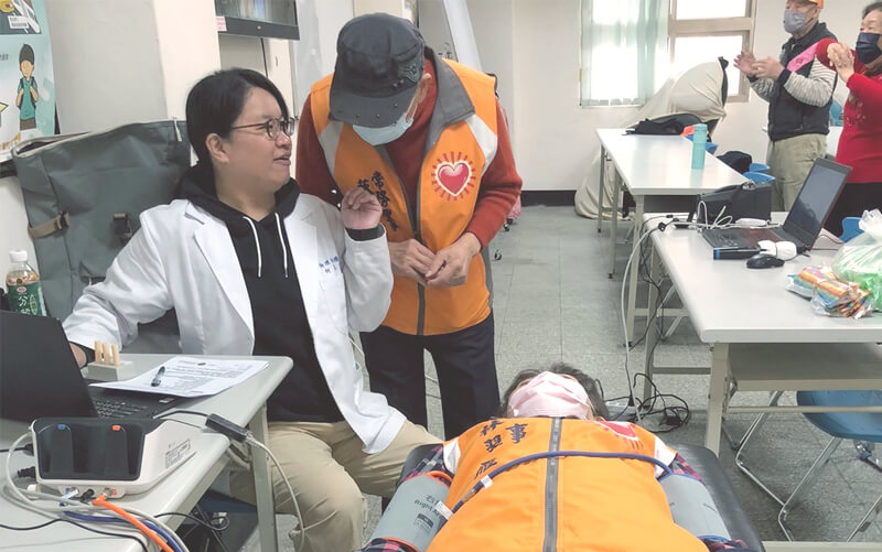 瓊泰社區血管健康檢測活動_長者進行檢測2